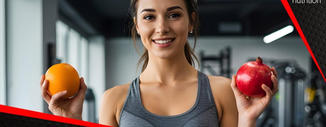 Žena u teretani drži naranču i šipak, naglašavajući prednosti vitamina C za zdravlje i imunitet.