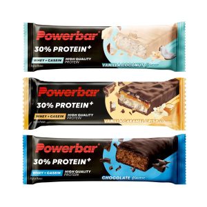 Tri Powerbar 30% Protein Plus Bar proteinske pločice u redovima - čokolada s plavim omotom, vanilija-karamela sa žutim omotom i vanilija-kokos s tirkiznim omotom, svaka 55g s 17g proteina, kazein i whey kombinacija