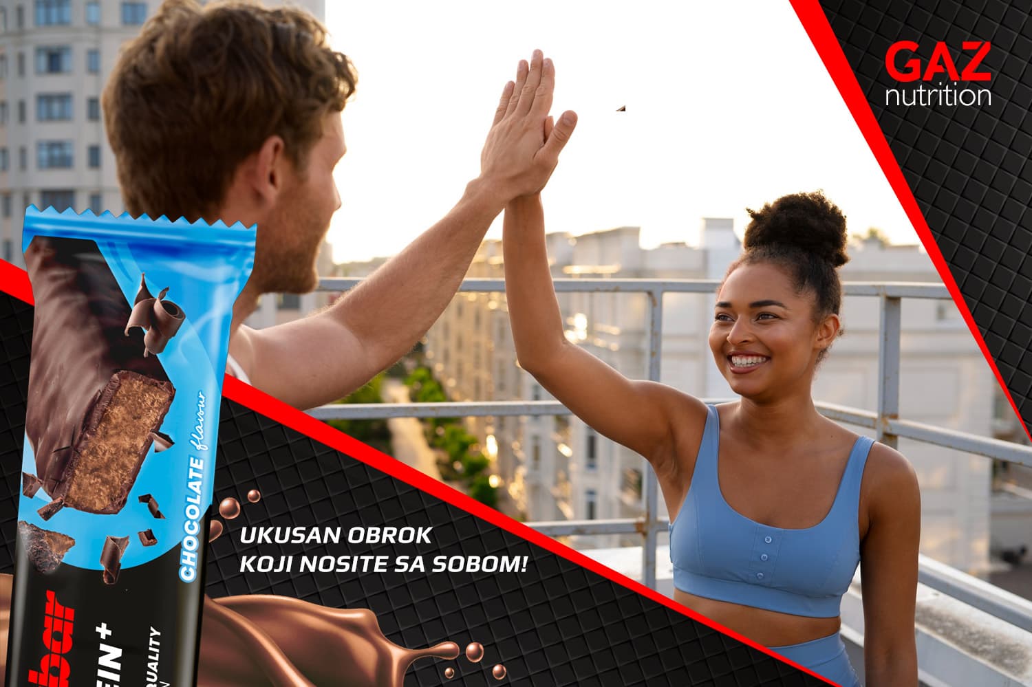 Fitness par nakon treninga slavi postignuće s Powerbar pločicom