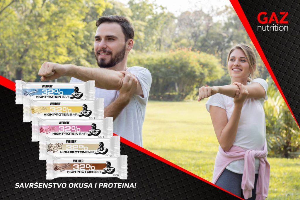 Weider 32% High Protein Bar pet okusa - muškarac i žena vježbaju u parku s proteinskim pločicama