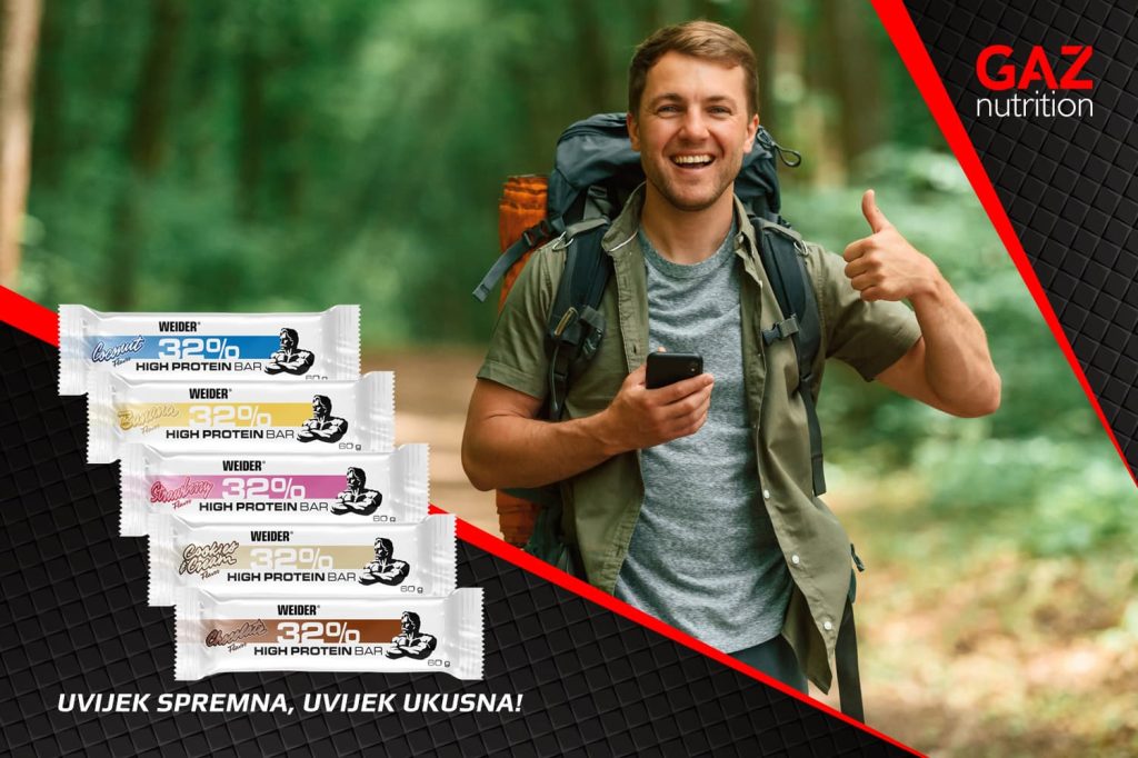 Weider 32% High Protein Bar pet okusa - aktivni muškarac s ruksakom u prirodi pokazuje palac uz proteinske pločice kokos banana jagoda keksi čokolada