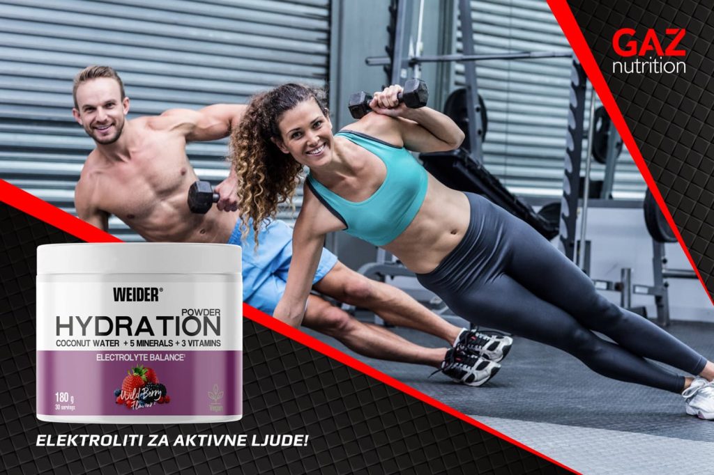 Muškarac i žena u teretani izvode bočni plank s utezima uz proizvod Weider Hydration Powder – napitak za ravnotežu elektrolita. 