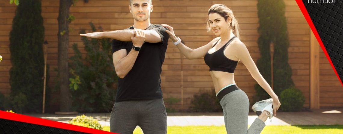 Par u sportskoj odjeći vježba zajedno uz kreatin suplement za povećanu energiju i mišićnu snagu