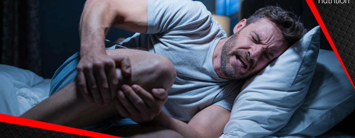 Magnezij - Muškarac u krevetu doživljava bolan grč u nozi noću - simptom nedostatka magnezija