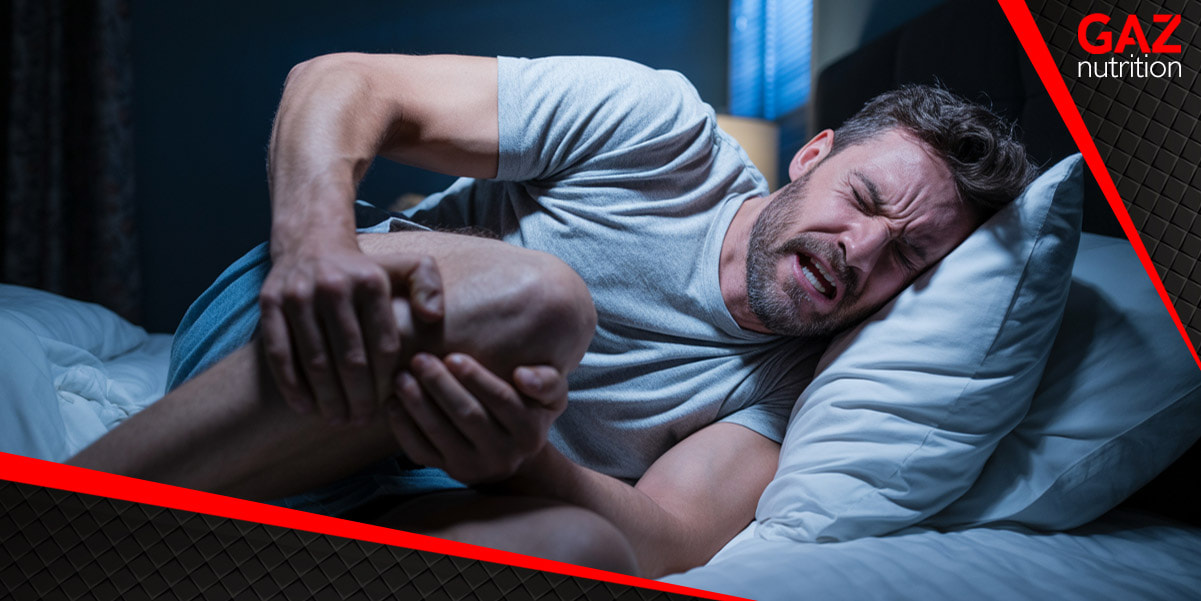 Magnezij - Muškarac u krevetu doživljava bolan grč u nozi noću - simptom nedostatka magnezija