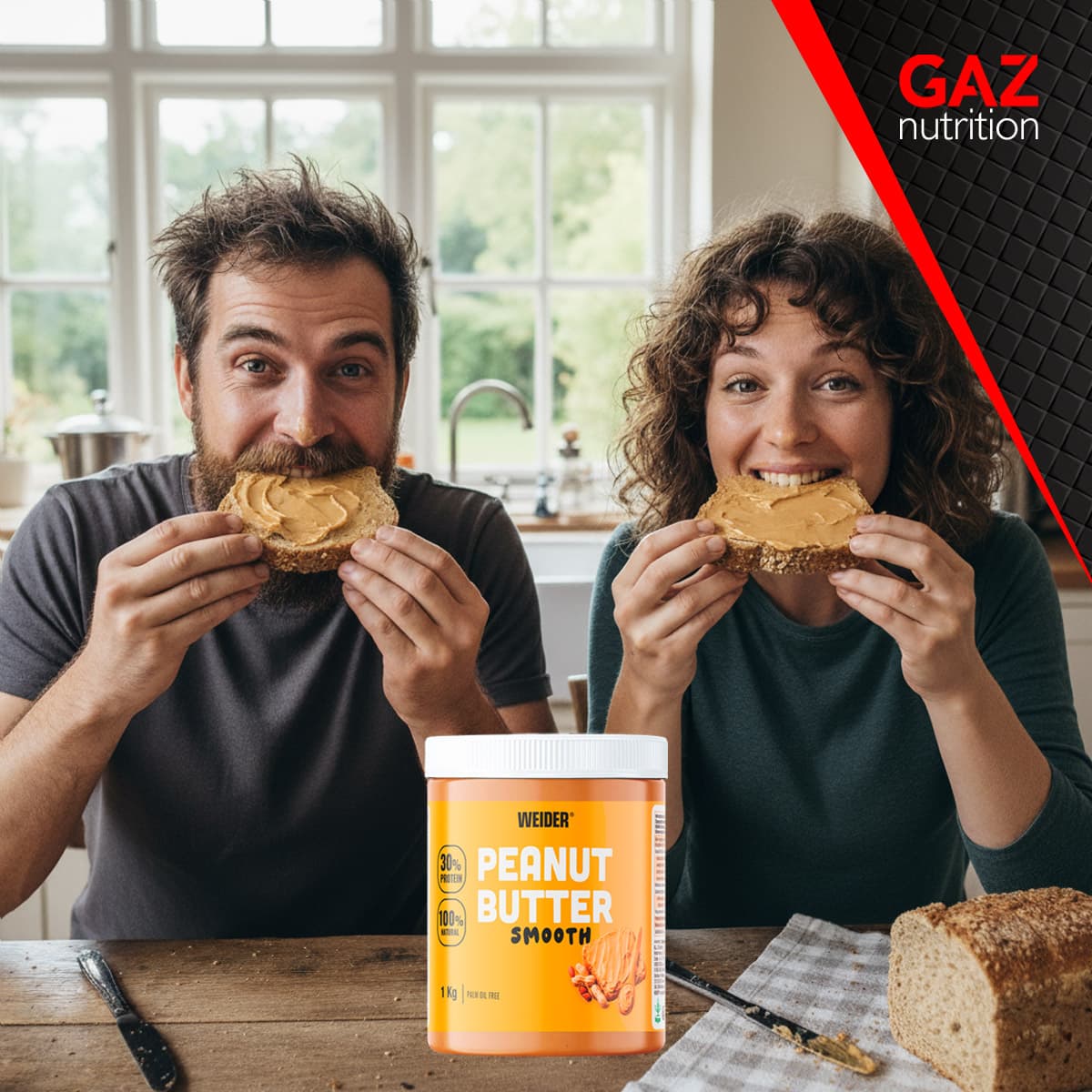 Par uživa u Weider Peanut Butter doručku s integralnim kruhom u kuhinji