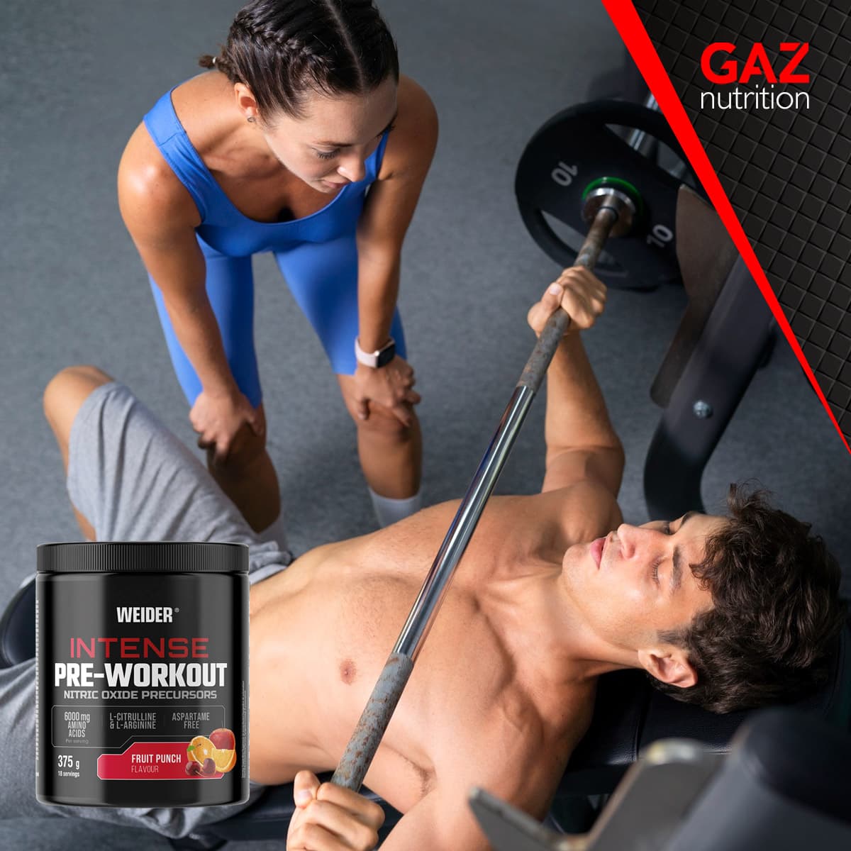 Muškarac radi bench press u teretani dok ga trenerica nadgleda, uz Weider Intense Pre-Workout proizvod u prvom planu.
